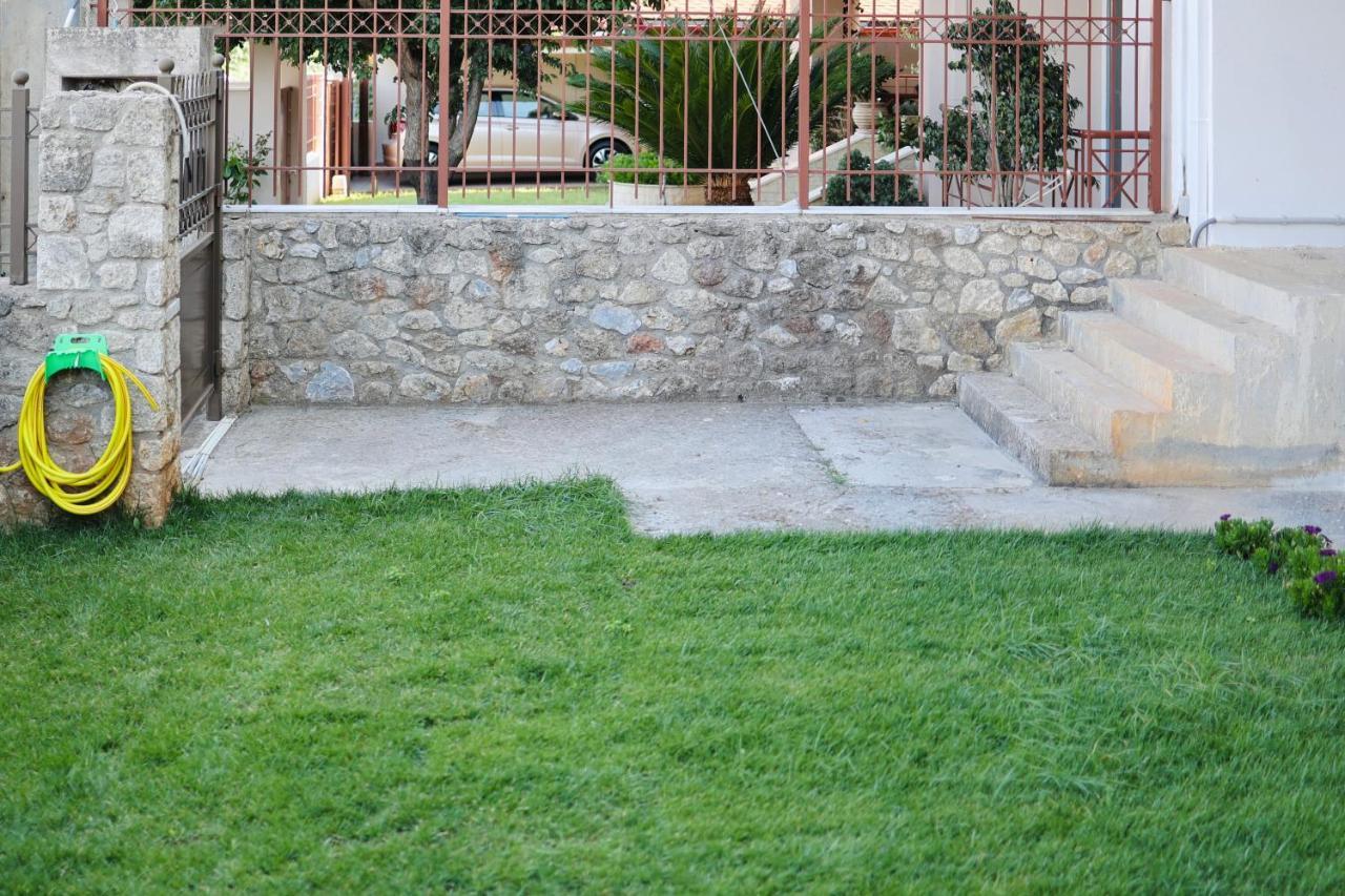 Μικρό Διαμέρισμα Της Αγγελικής Με Αυλή Και Parking Каламата Екстериор снимка